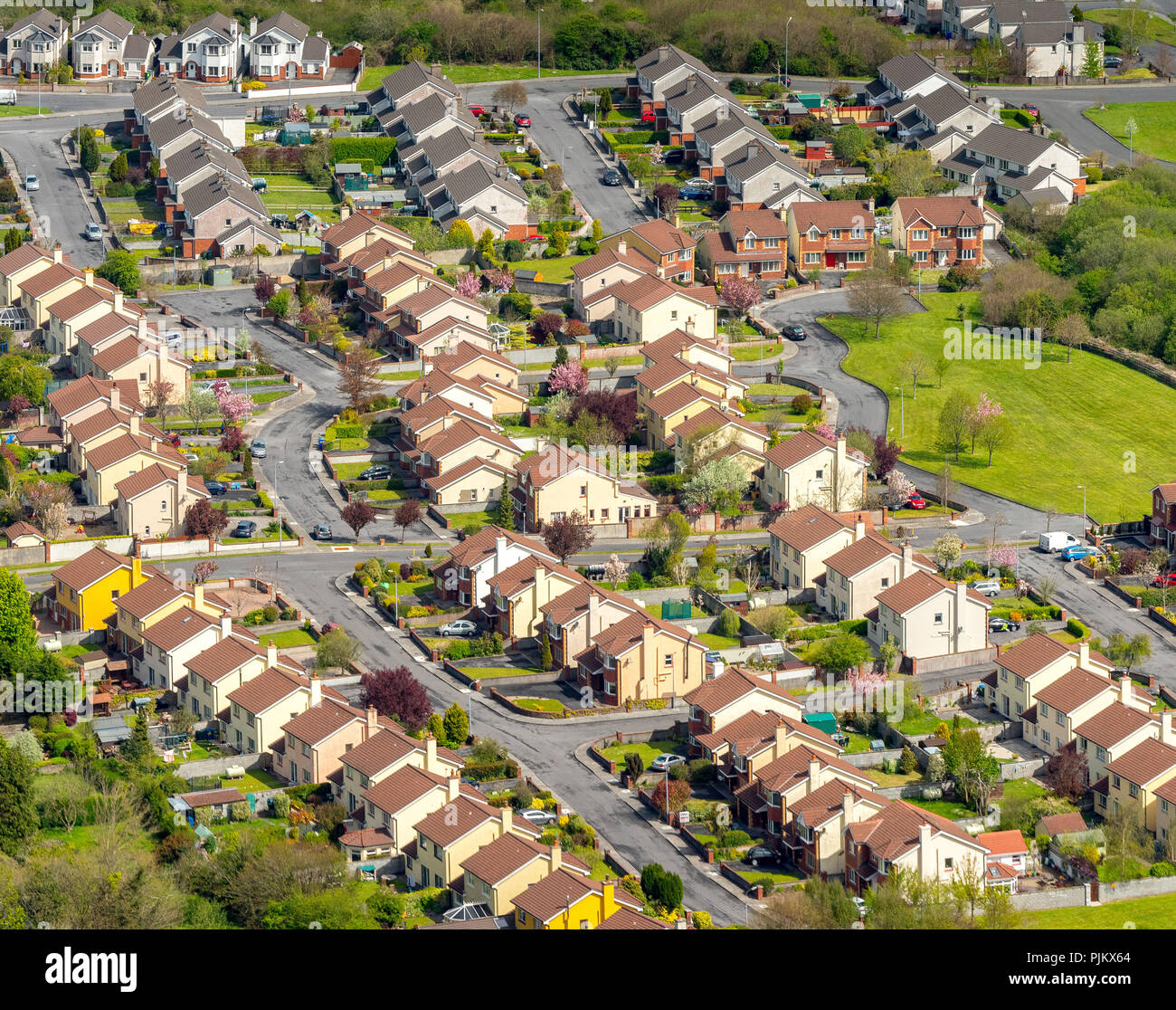 Stadthäuser in Ennis, 2 Wohnungen, Eigentum, roten Dächern, Ennis, County Clare, Clare, Irland, Europa Stockfoto