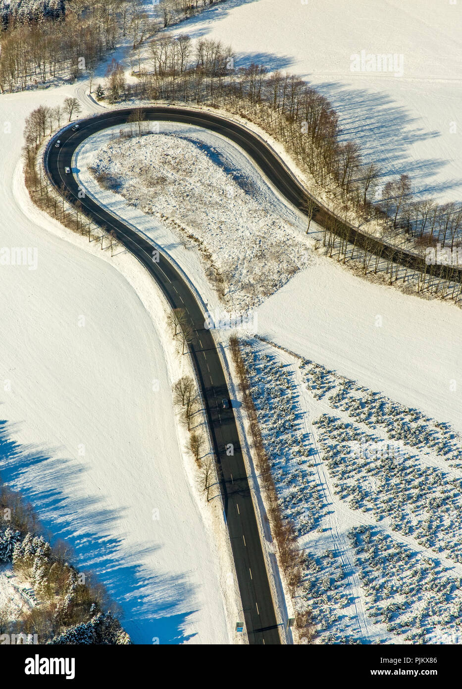 Haarnadel Kurve Briloner Straße, gefährlich im Schnee bend, Motorrad Route, Winter, Schnee, Olsberg, Sauerland, Nordrhein-Westfalen, Deutschland Stockfoto
