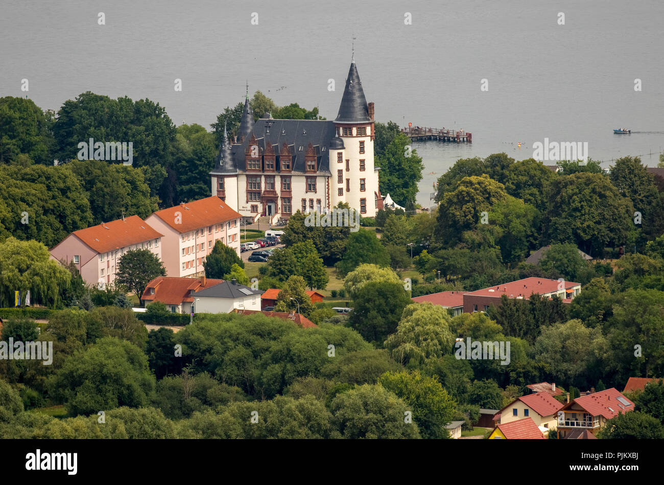 Schloss Klink mit Herrenhaus im neo-renaissance Stil auf der Landenge zwischen Müritz und Kölpinsee, Klink, Mecklenburgische Seenplatte, Mecklenburgische Schweiz, Mecklenburg-Vorpommern, Deutschland Stockfoto