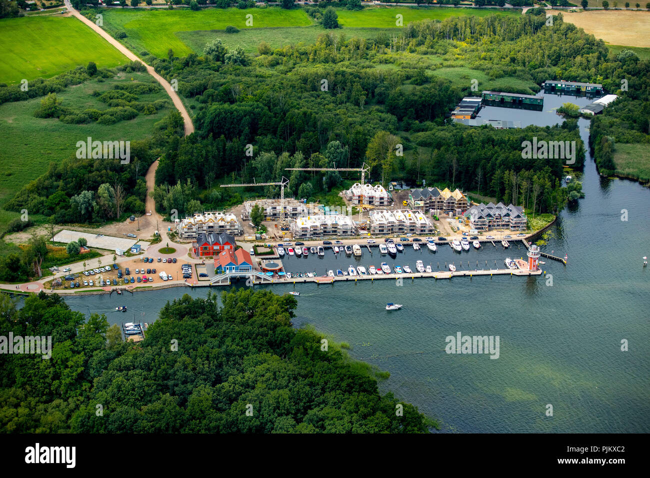 Hafen neues Gebäude mit Eintrag in die Elde, Plau am See, Mecklenburgische Seenplatte, Mecklenburgische Schweiz, Mecklenburg-Vorpommern, Deutschland Stockfoto