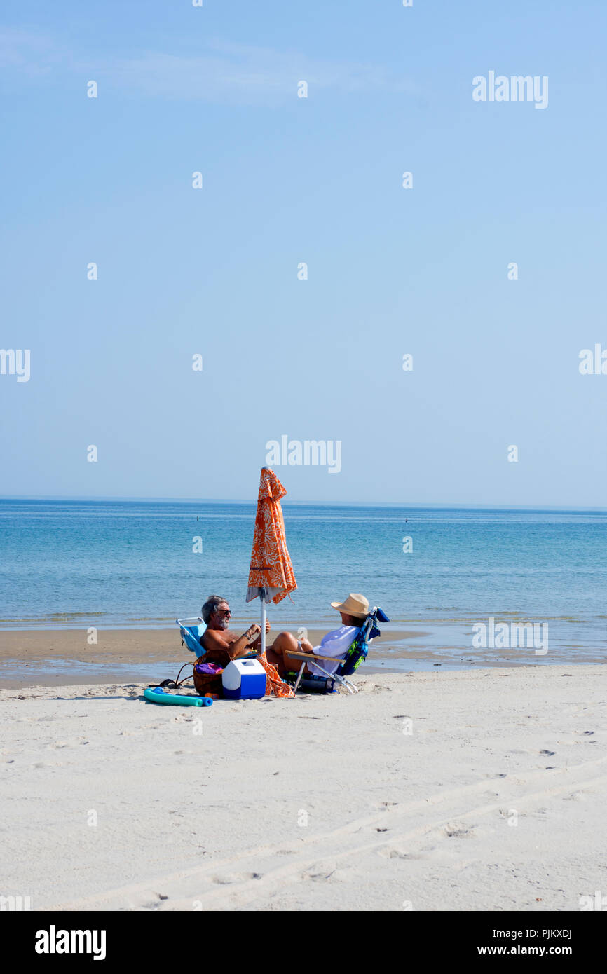 Ein paar genießt ein sommermorgen an kalten Lagerung Strand in Dennis, Massachusetts Auf Cape Cod, USA Stockfoto