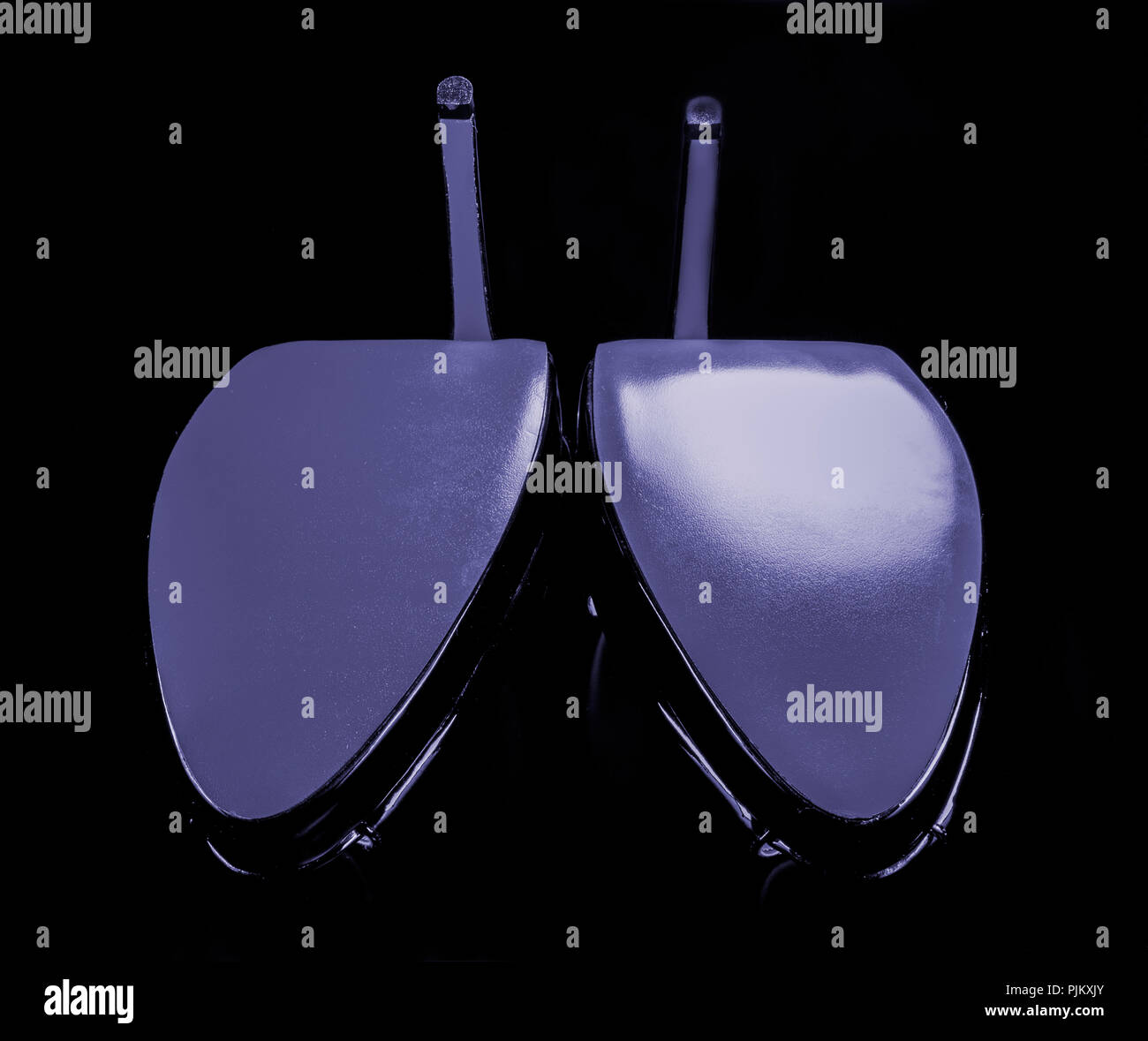 Lila und Schwarz Frau Schuhe mit hohen Absätzen. Neue Stiletto Pumps. Stockfoto