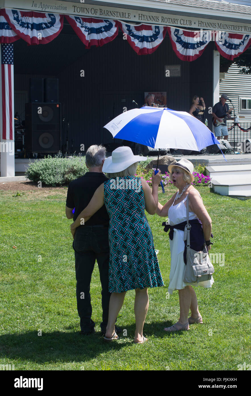 Das Hören von Musik an einem Rotary Club Veranstaltung in Hyannis, Massachusetts Auf Cape Cod, USA Stockfoto