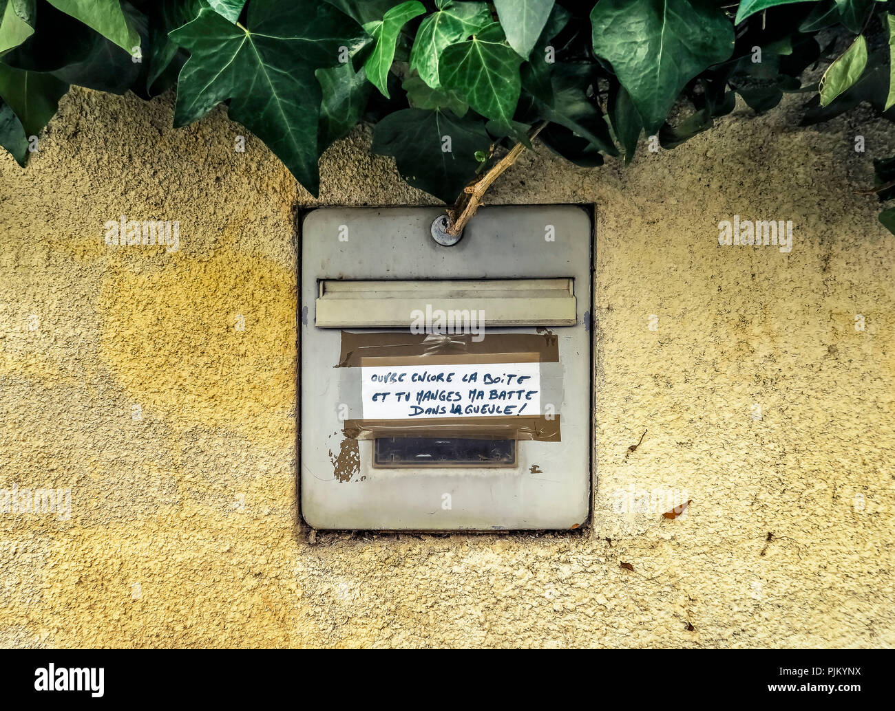 Mailbox mit Warnung in Narbonne, 'Öffnen meine Mailbox wieder und bläst Regen auf' Stockfoto