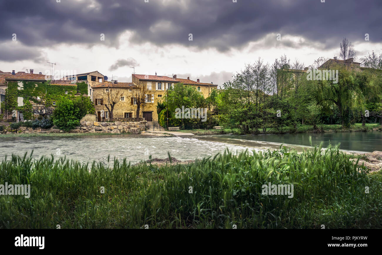 Fluss Cesse in Bize Minervois im Frühjahr kurz vor Gewitter Stockfoto