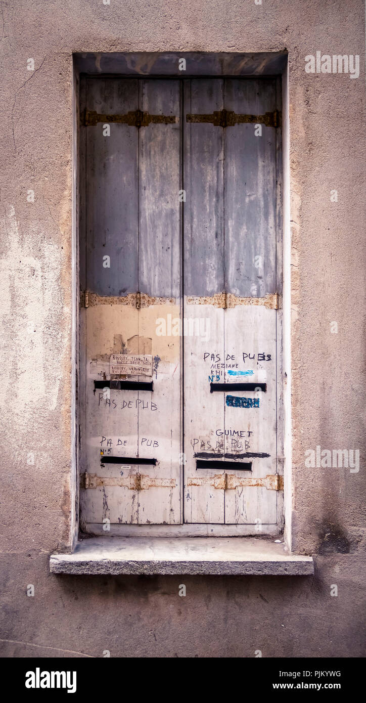 Holz- Shutter umgewandelt, wie ein Briefkasten in Narbonne Stockfoto