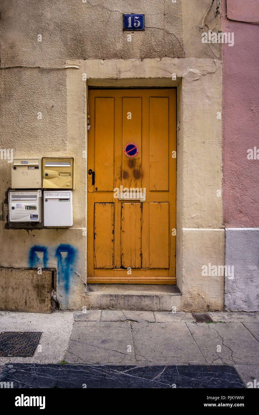 Tür mit Mailboxen in Narbonne Stockfoto