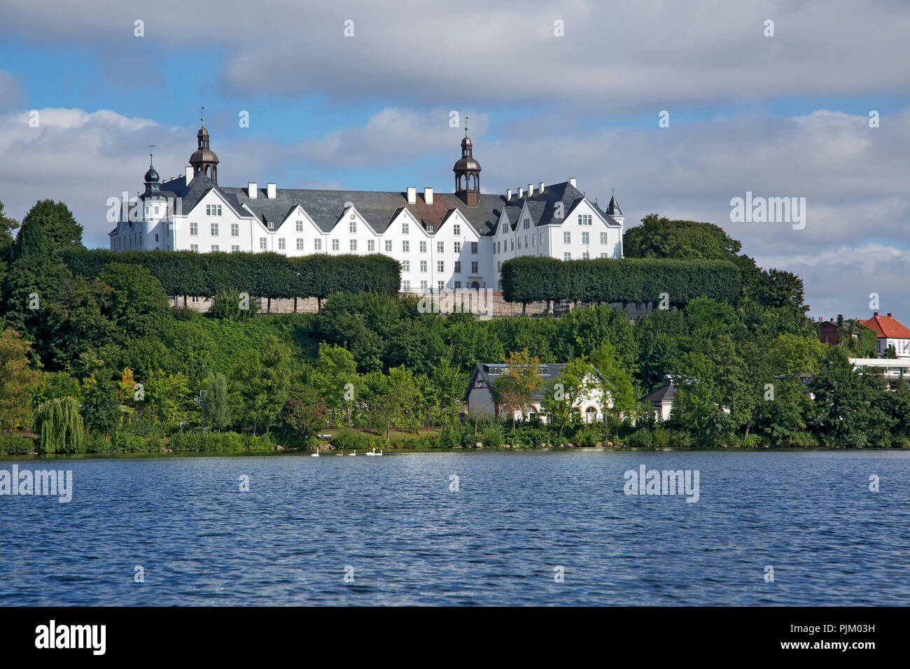 Blick vom Großen Plöner See zu den Plöner Schloss. Stockfoto