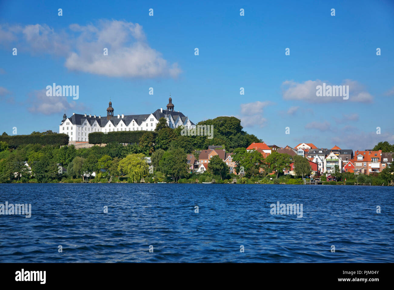 Blick vom Großen Plöner See zu den Plöner Schloss. Stockfoto
