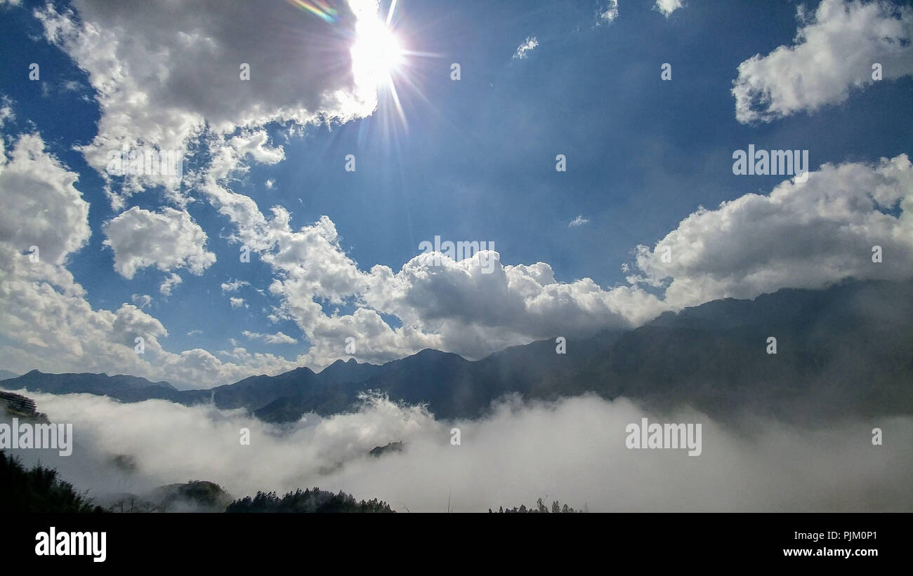 Wolken über den Reisfeldern von Sapa in Vietnam. Stockfoto