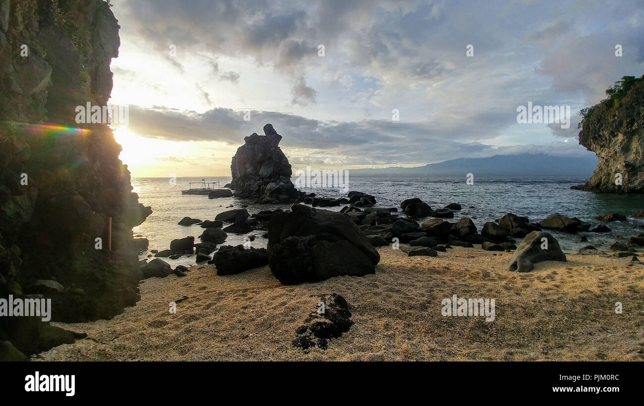 Fels im Meer auf Apo Island in den Philippinen Stockfoto