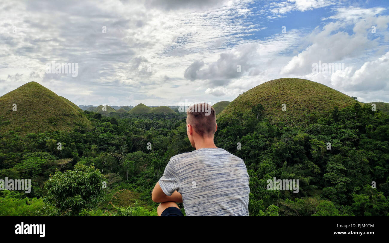 Junge Mann sieht die Chocolate Hills auf Bohol, Philippinen Stockfoto