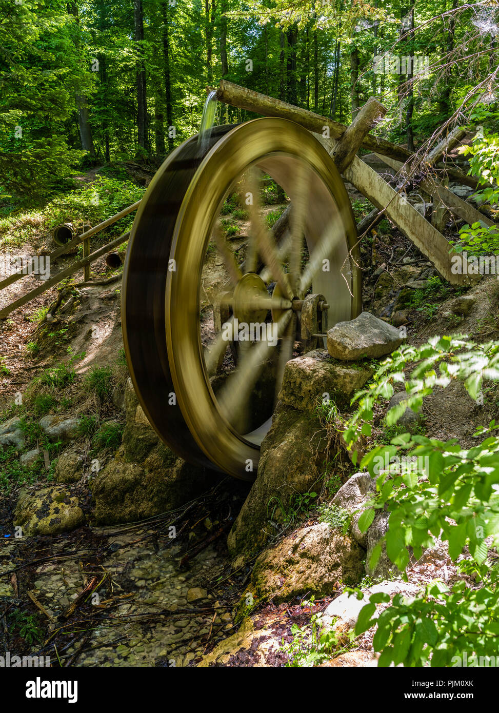 Alte Wasserkraft Mühlrad im Wald Stockfoto