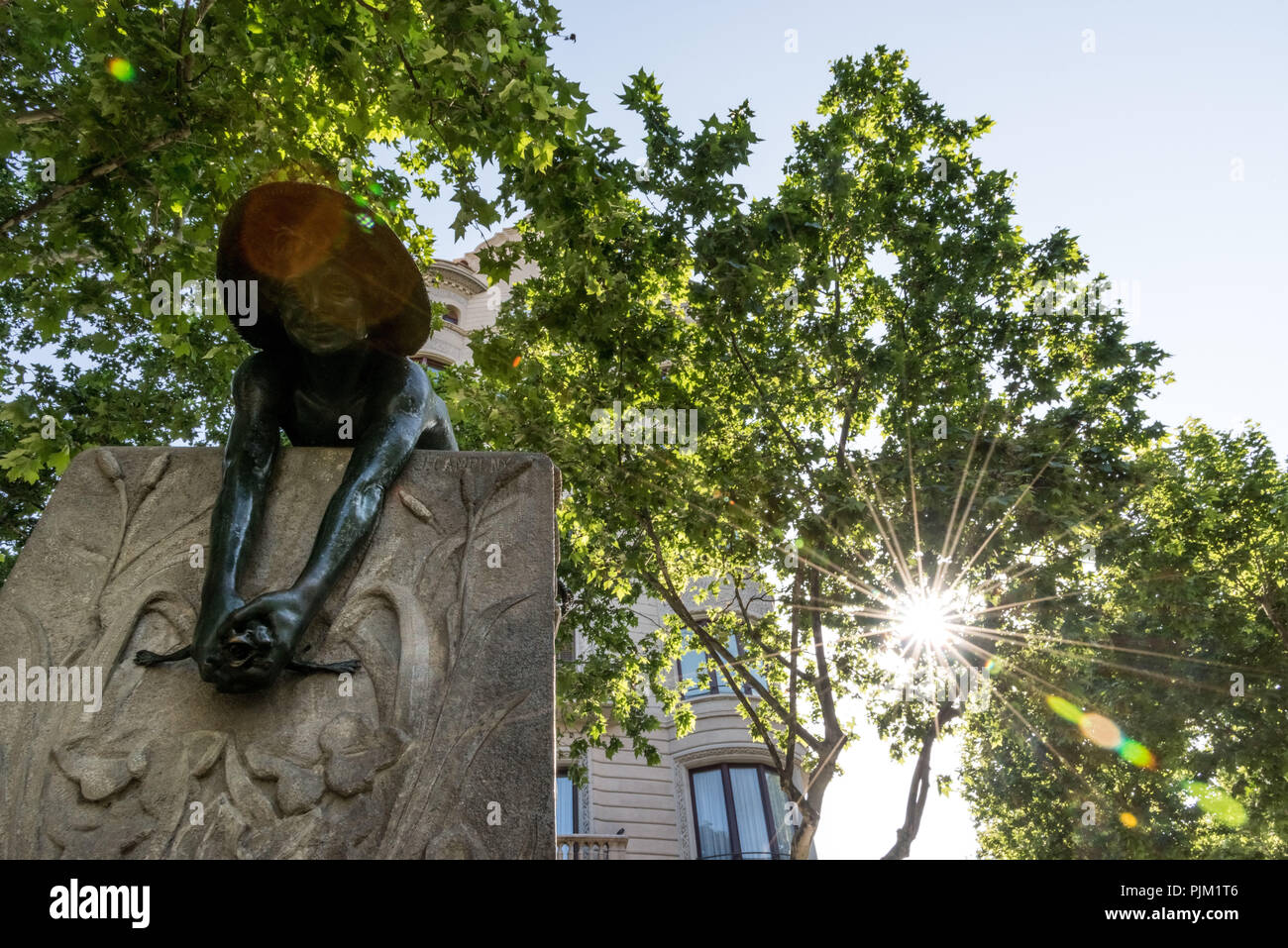 Statue (1912) in Barcelona von Josep Campeny ich Santamaria, Junge mit Frosch, im Licht der Mittagssonne Stockfoto