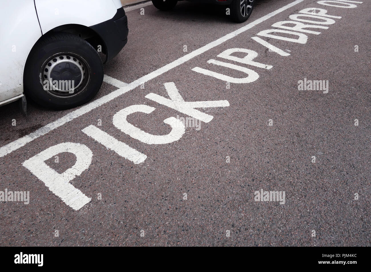 Geparkten Auto 'Abholen' Wörter auf der Fahrbahn in einem Parkhaus geschrieben Stockfoto