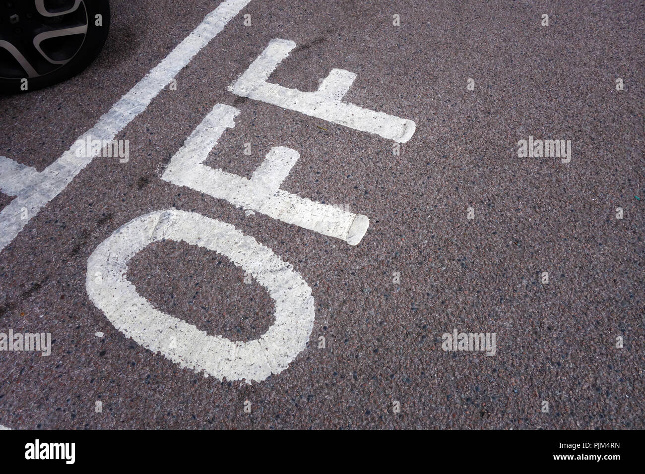 Das Wort "Off" (Aus) auf Fahrbahn im Parkhaus geschrieben Stockfoto