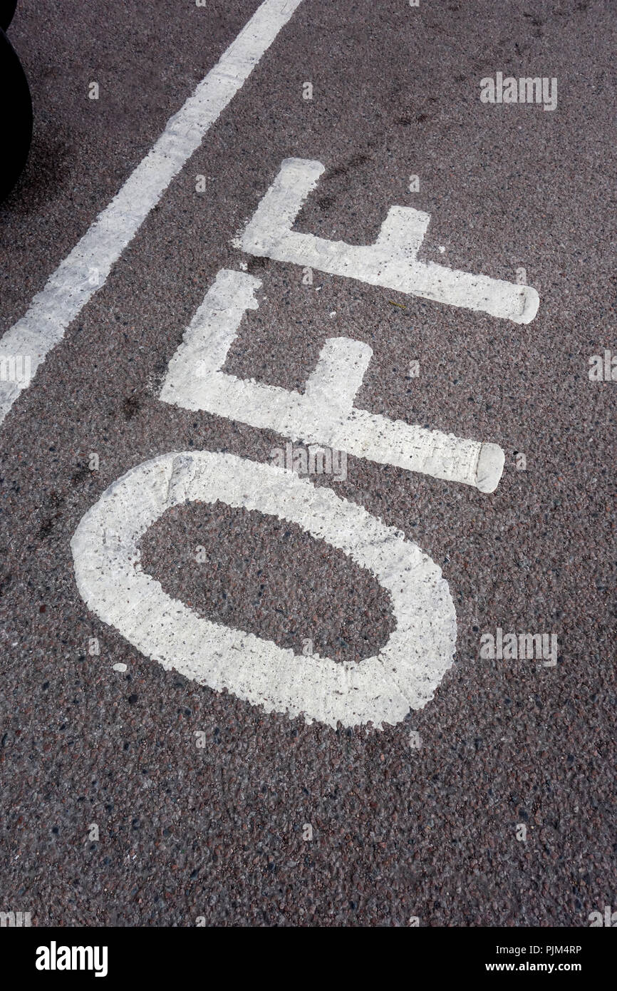 Das Wort "Off" (Aus) auf Fahrbahn im Parkhaus geschrieben Stockfoto