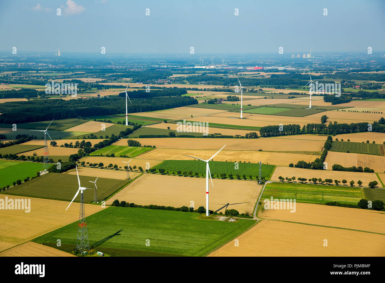 Felder, Landwirtschaft, alternative Energie, Windenergie, Windenergieanlagen westlich von Hilbeck, Werl, Soester Börde, Nordrhein-Westfalen, Deutschland Stockfoto