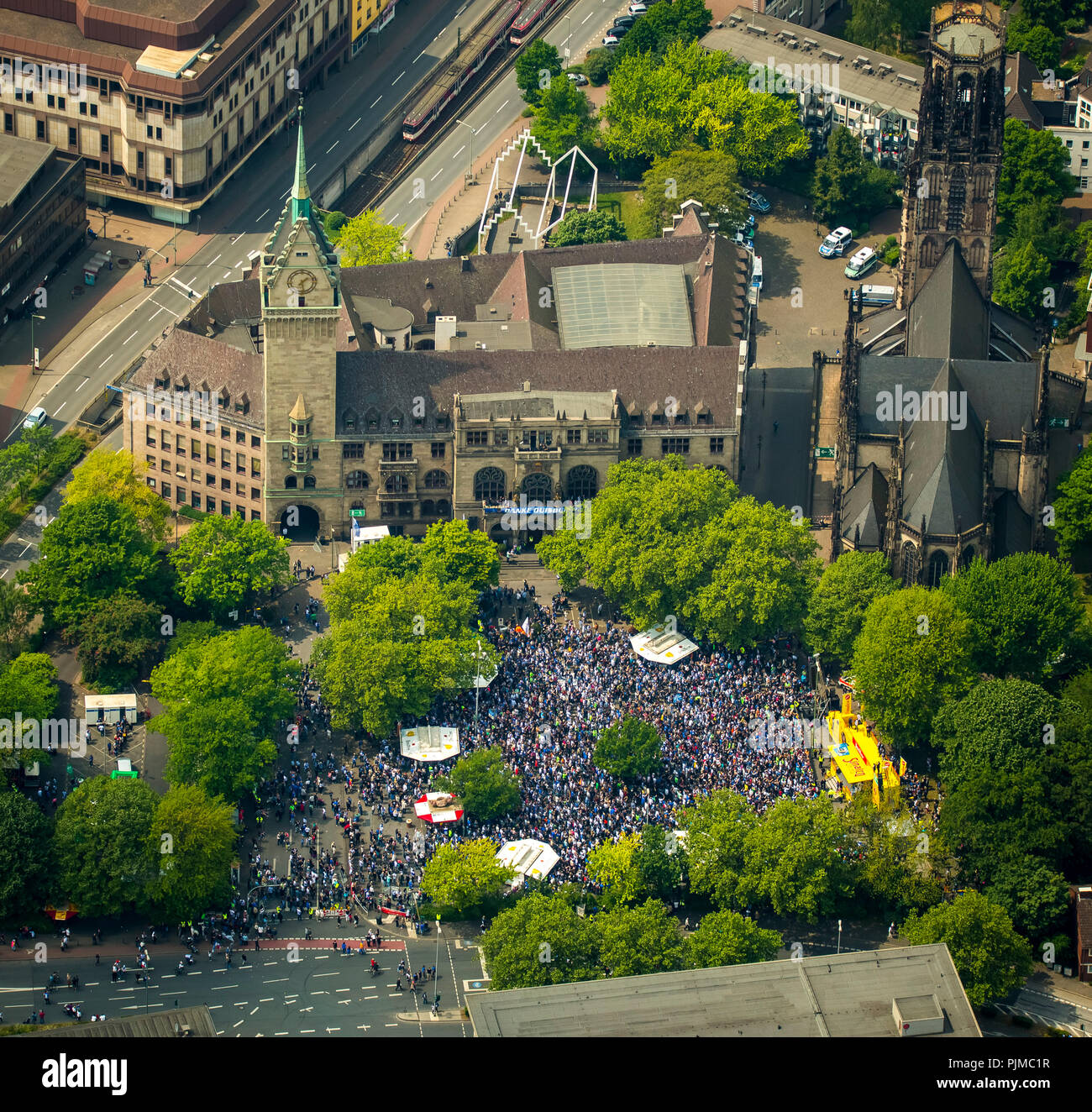 Am Pfingstsonntag, MSV Fans feiern die Förderung ihrer Mannschaft in die 2. Bundesliga auf dem Burgplatz vor dem Duisburger Rathaus, Duisburg, Ruhrgebiet, Nordrhein-Westfalen, Deutschland Stockfoto