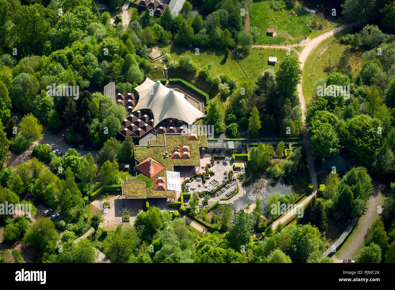 Spiel Wald Voßwinkel, Eingangsbereich Replik von?? das Münchner Olympiastadion, Natur erleben die Einrichtung im Stadtteil Voßwinkel, Arnsberg, Sauerland, Arnsberg-Neheim, Nordrhein-Westfalen, Deutschland Stockfoto