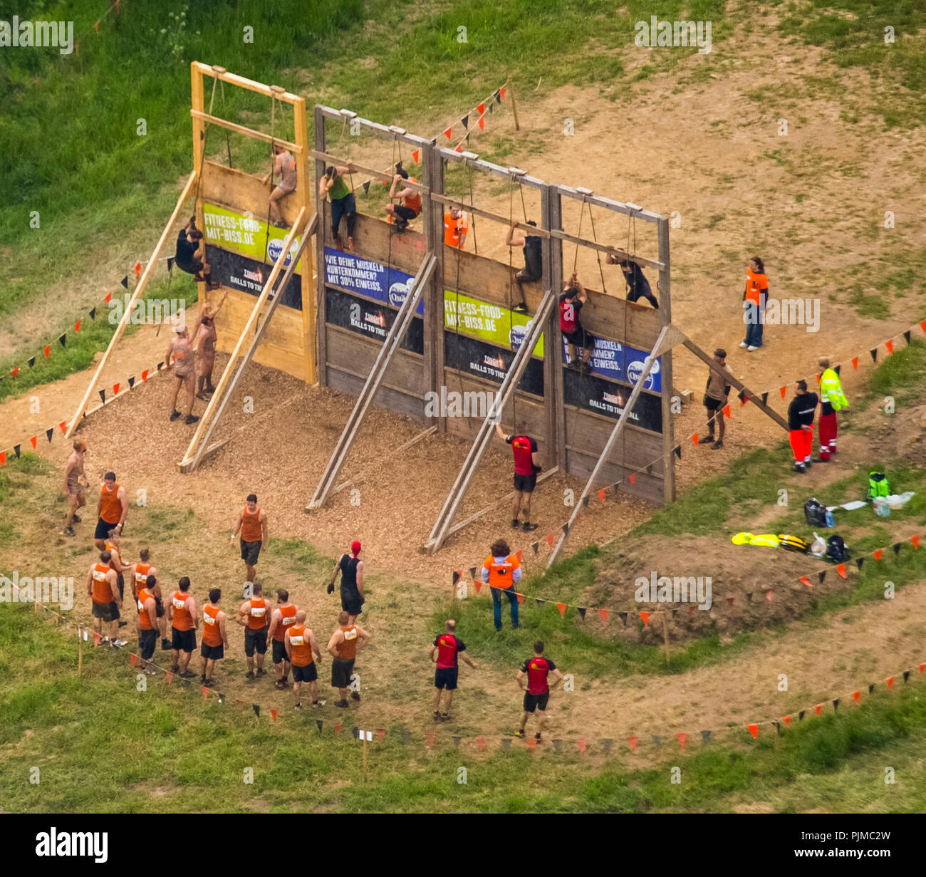 Extreme Sports, Kletterwand, haltbare Mudder - die ultimative Schlammschlachten im Sauerland, in der Nähe von Schloss Herdringen, Arnsberg, Sauerland, Nordrhein-Westfalen, Deutschland Stockfoto