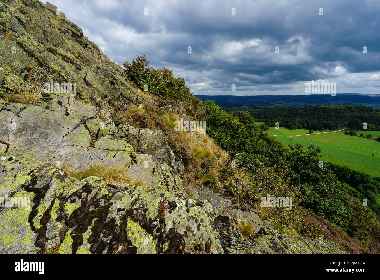 Die Milseburg mit seinen grossen Stein, den heiligen Berg im Biosphärenreservat Rhön, Hessen, Deutschland Stockfoto