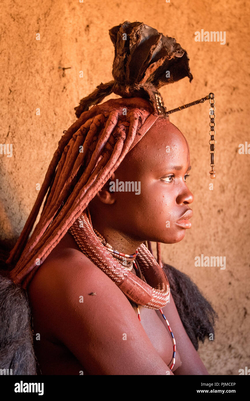 Porträt einer Frau Himba mit traditionellen Kopfbedeckungen, Seitenansicht Stockfoto