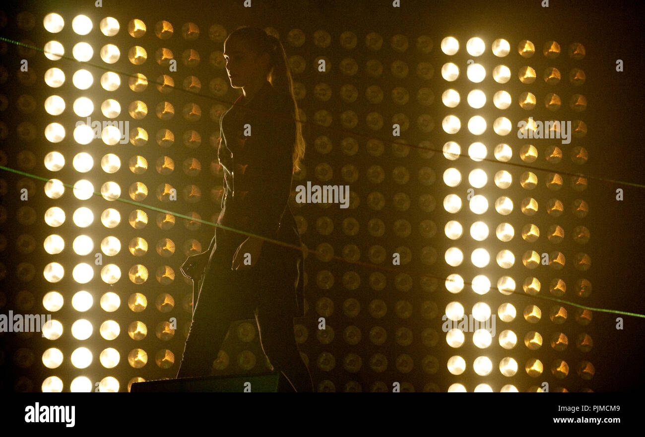 Die Stijn Helsen fashion show Am 10 jaar De Rode Loper Party im Noxx tanzen, Antwerpen (Belgien, 30/10/2010) Stockfoto