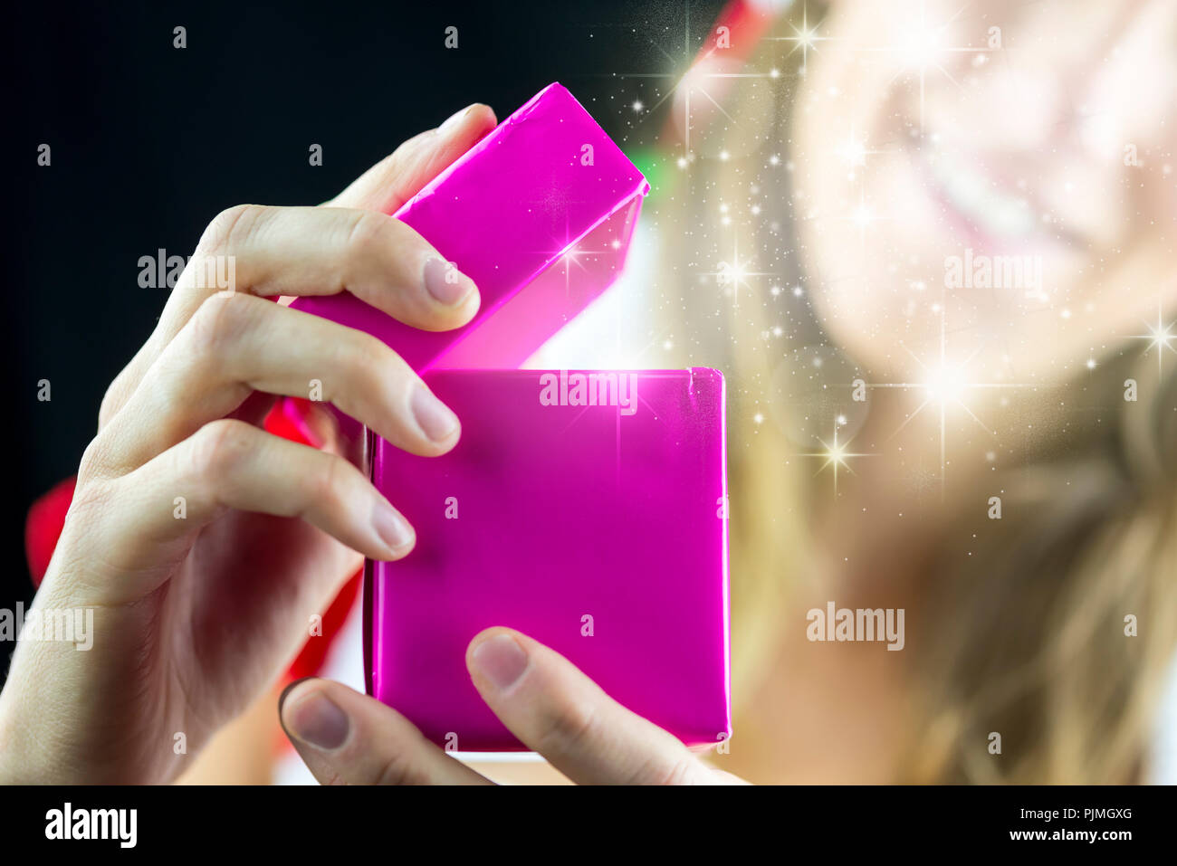 Mädchen öffnen magische Weihnachten präsentieren. Stockfoto