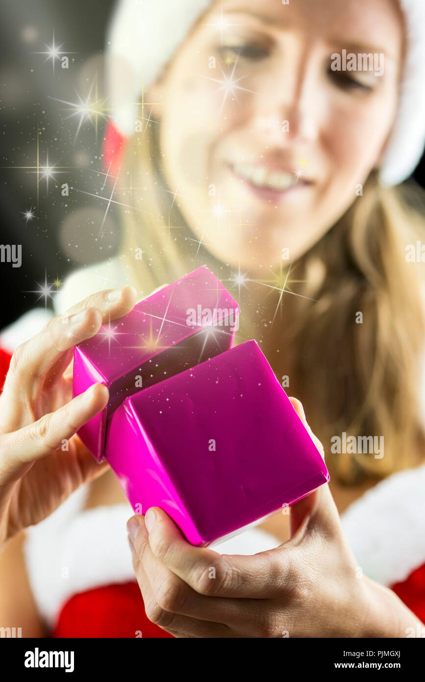 Nahaufnahme von Miss Santa Rosa öffnen gewickelt zauberhafte Weihnachten präsentieren. Stockfoto