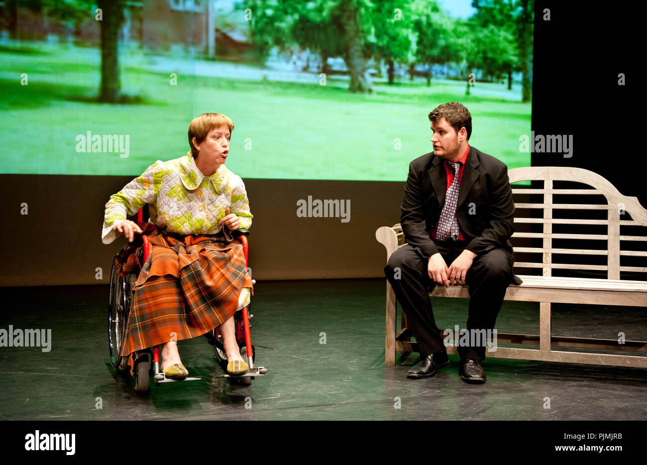 Theater Company De Dijlezonen Gelukzakken spielen'' von John Godber, unter der Regie von Frans Vanderschueren (Belgien, 24/04/2014) Stockfoto