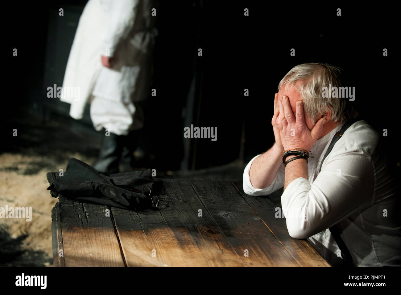 Theater Company De Reynaertghesellen spielen gute Leute, Nicht Brennen von Hilde Verboven, unter der Regie von Jan Schoolmeesters (Leuven, 02/03/2018) Stockfoto