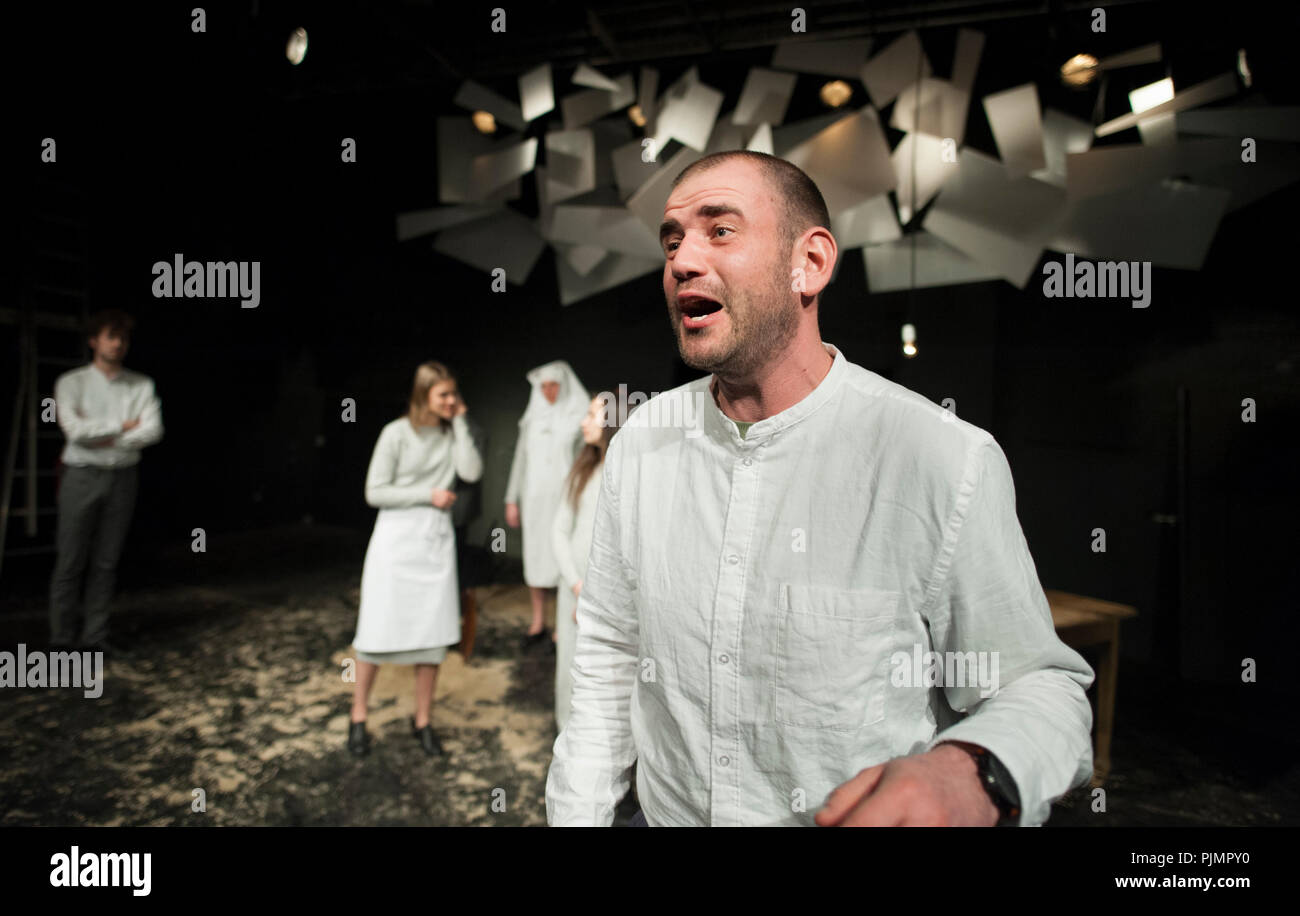 Theater Company De Reynaertghesellen spielen gute Leute, Nicht Brennen von Hilde Verboven, unter der Regie von Jan Schoolmeesters (Leuven, 02/03/2018) Stockfoto