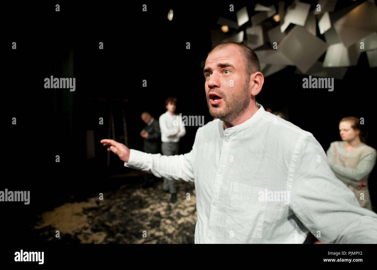 Theater Company De Reynaertghesellen spielen gute Leute, Nicht Brennen von Hilde Verboven, unter der Regie von Jan Schoolmeesters (Leuven, 02/03/2018) Stockfoto