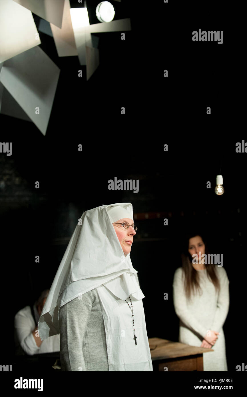 Theater Company De Reynaertghesellen spielen gute Leute, Nicht Brennen von Hilde Verboven, unter der Regie von Jan Schoolmeesters (Leuven, 02/03/2018) Stockfoto