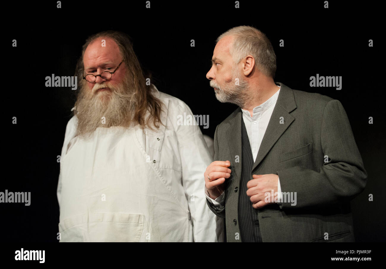 Theater Company De Reynaertghesellen spielen gute Leute, Nicht Brennen von Hilde Verboven, unter der Regie von Jan Schoolmeesters (Leuven, 02/03/2018) Stockfoto