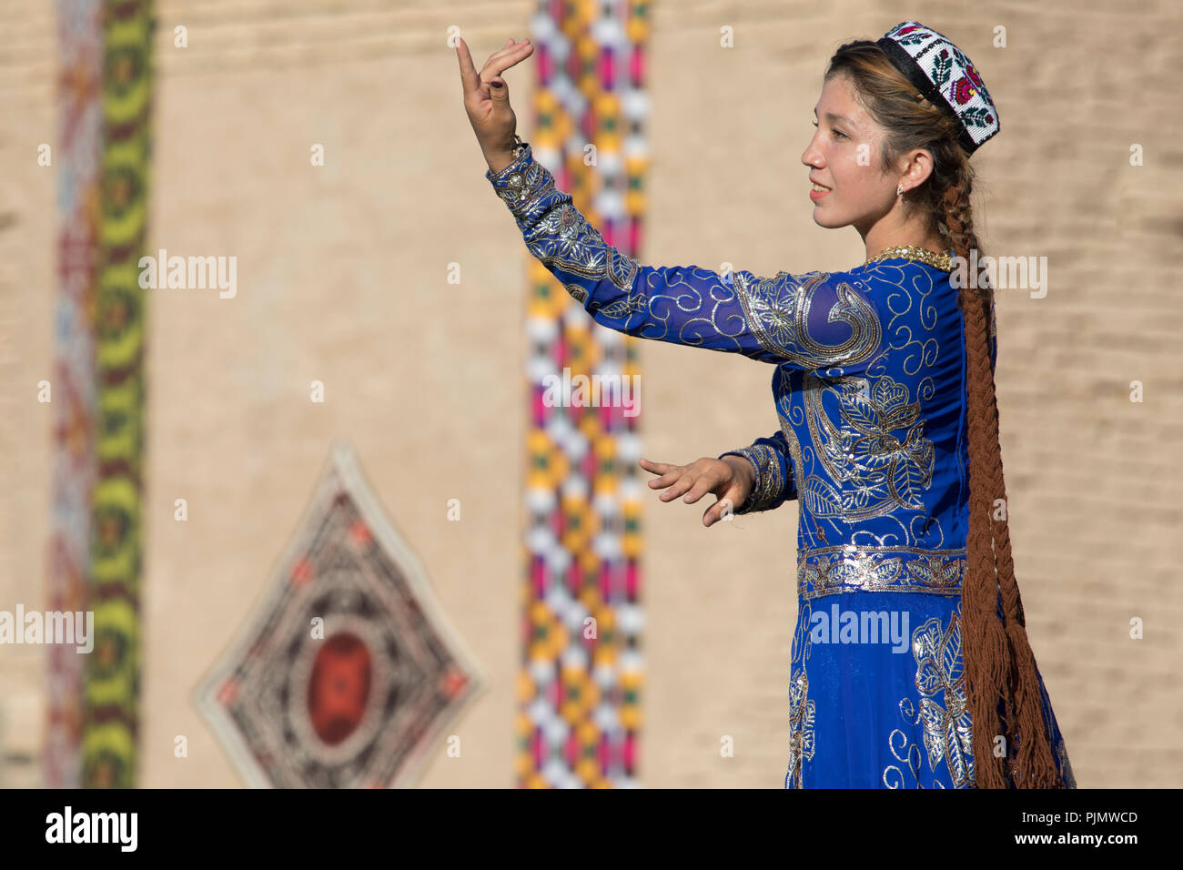 Chiwa, Usbekistan - 26. AUGUST 2018: Volkstänzer führt den traditionellen Tanz an den lokalen Festivals. Stockfoto