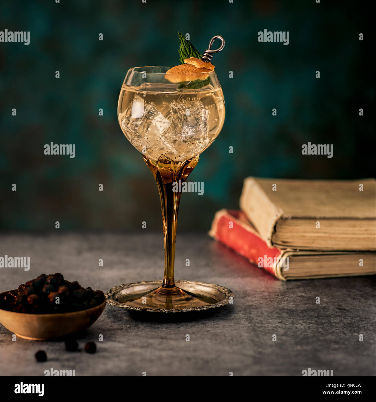 Flor de Sevilla Spritz cocktail gin Getränk mit Orangenschale garnieren Stockfoto