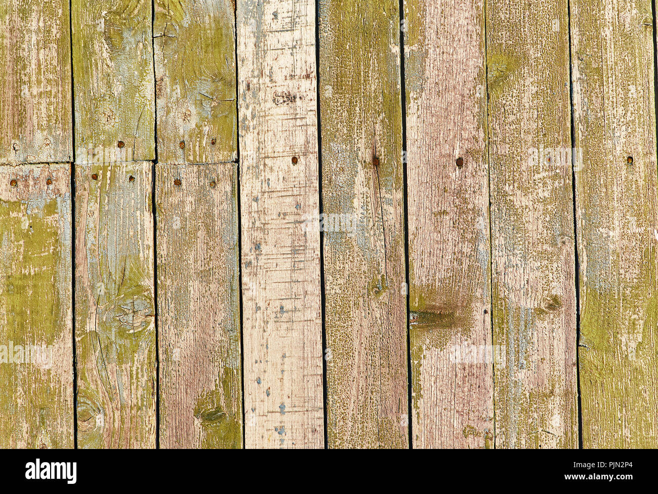 Alte Holz- Hintergrund der vertikalen Bretter mit Peeling grüne Farbe Stockfoto