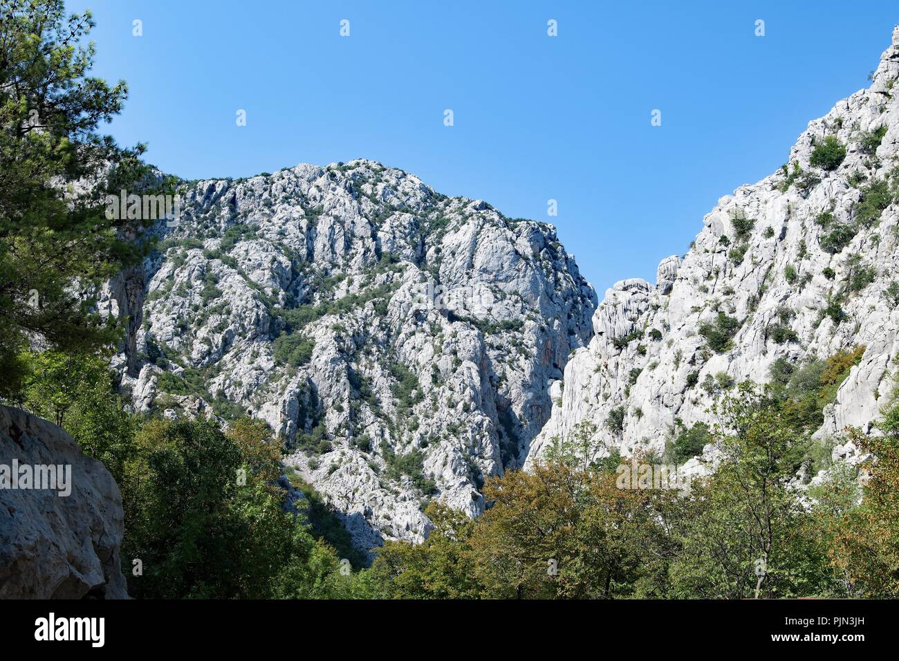 Herrliche Höhenlage auf die Berge im Nationalpark Paklenica, Kroatien. Stockfoto