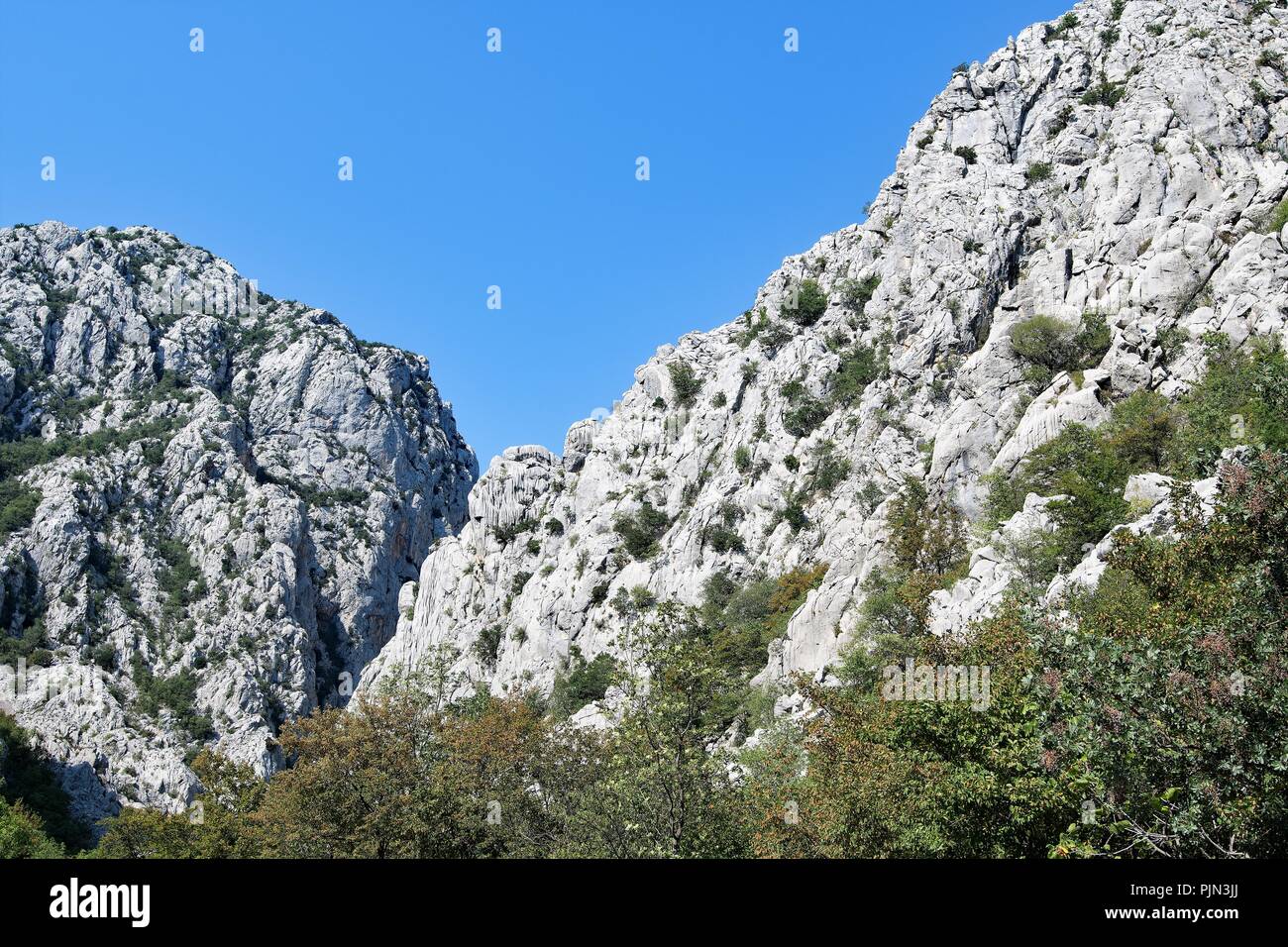 Herrliche Höhenlage auf die Berge im Nationalpark Paklenica, Kroatien. Stockfoto