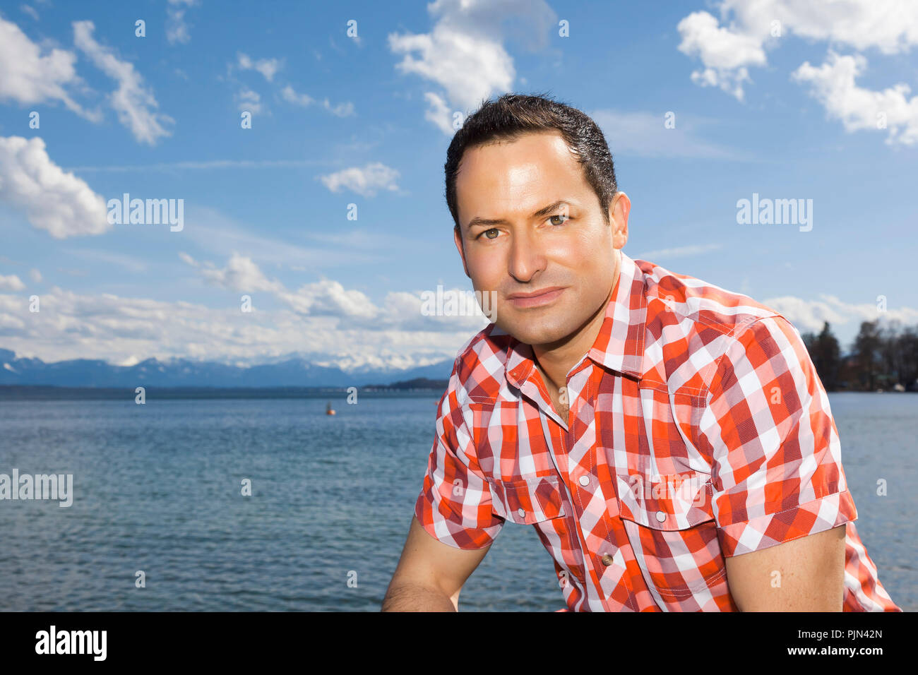 Ein junger Mann in den See, ein junger Mann bin Siehe Stockfoto