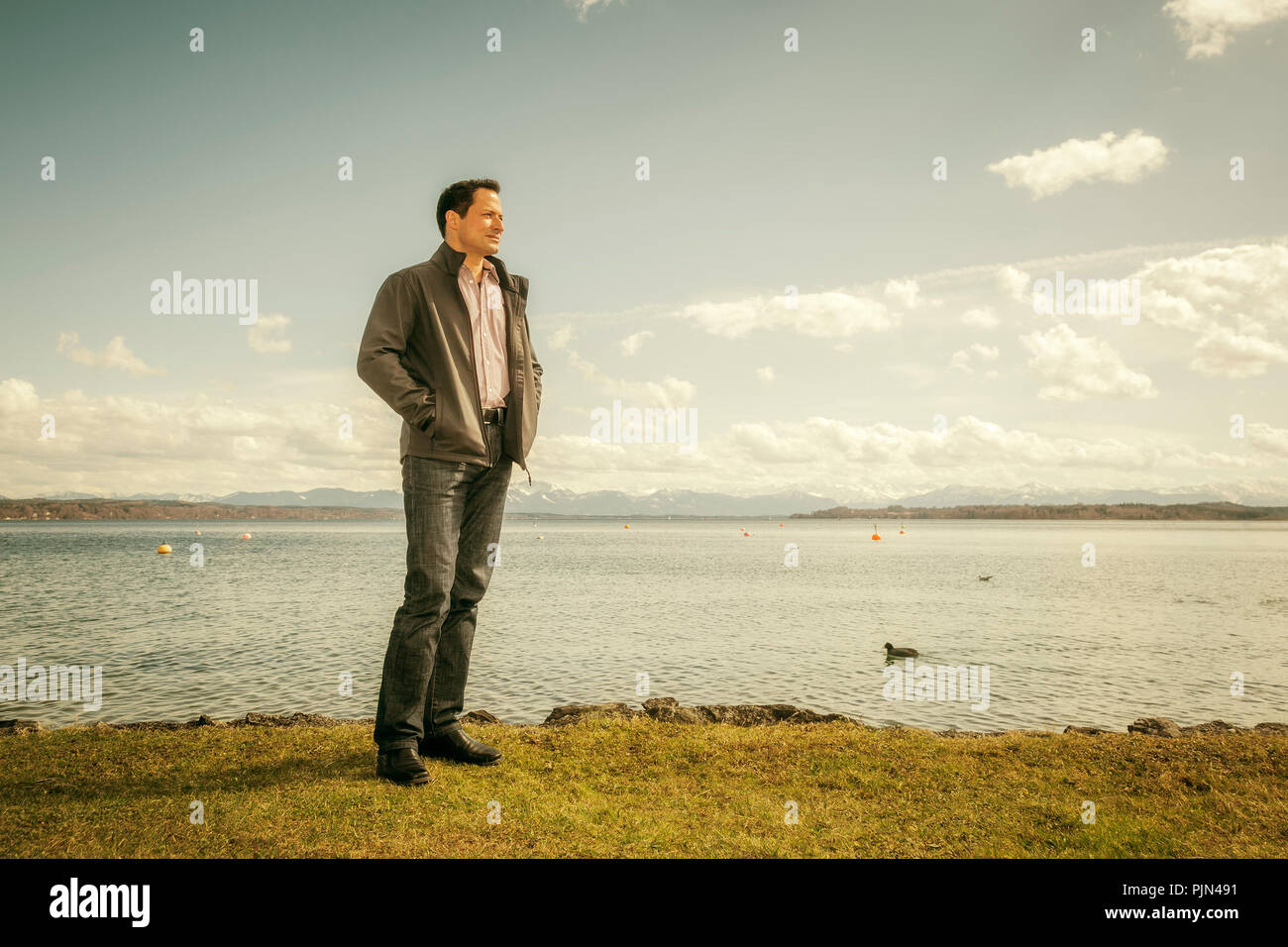 Ein junger Mann in den See, ein junger Mann bin Siehe Stockfoto