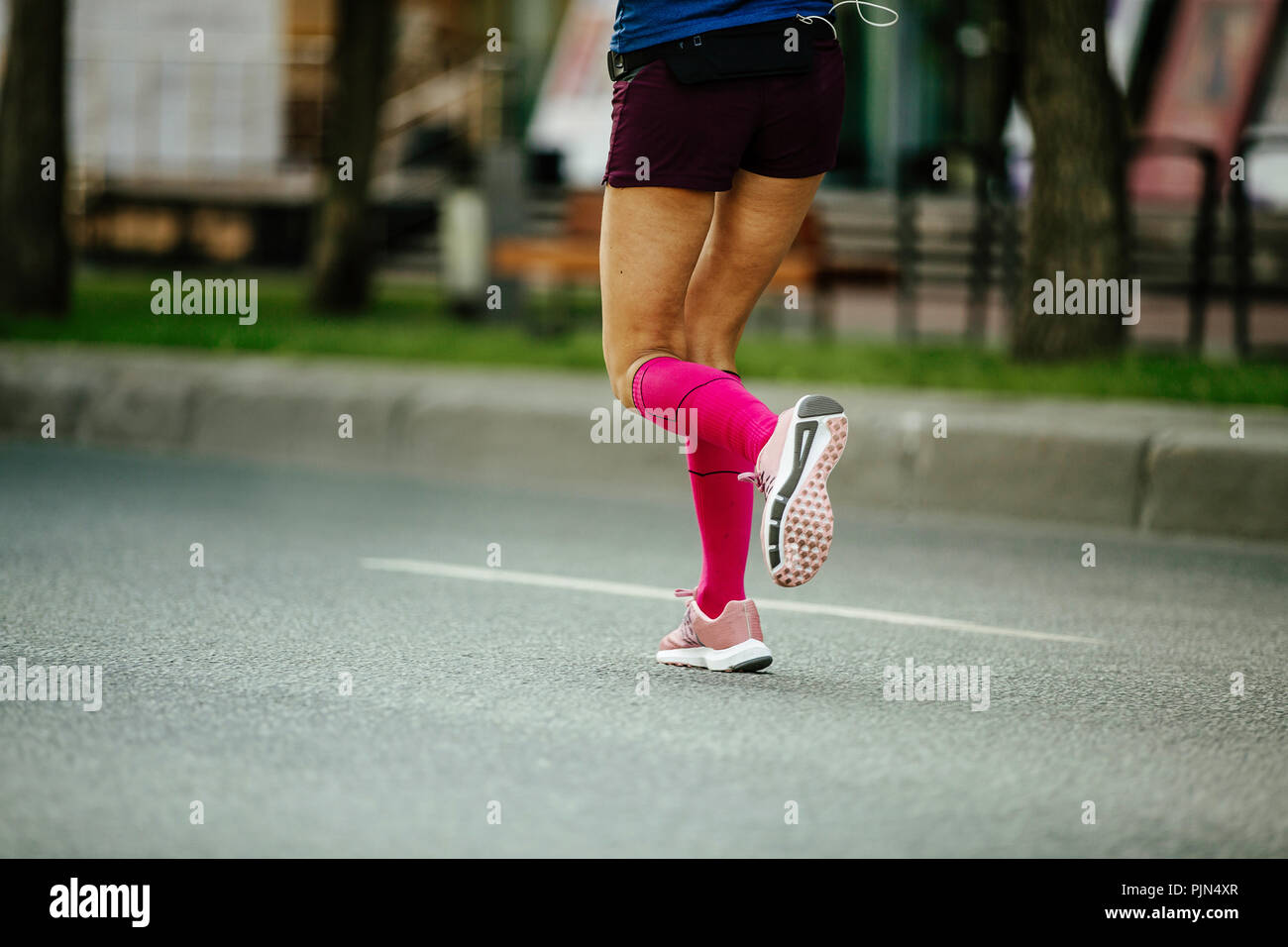 Frauen Beine Laufer In Rosa Kompression Socken Laufen Stockfotografie Alamy