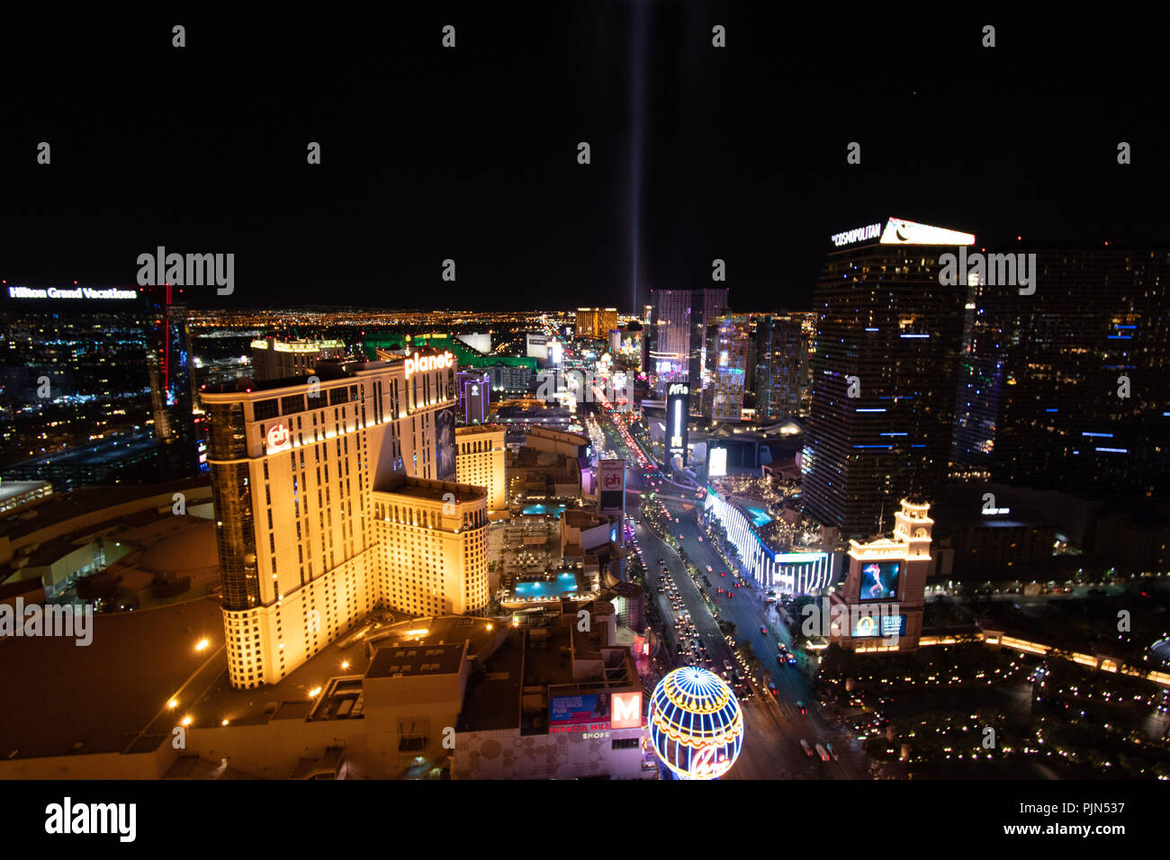 Las Vegas, NV/ USA 09032018: Die Leiste Weitwinkel Aussicht von der Spitze des Eiffelturmes, mit mehreren Hotels in der Schuss und die Lichter der Nacht Stockfoto