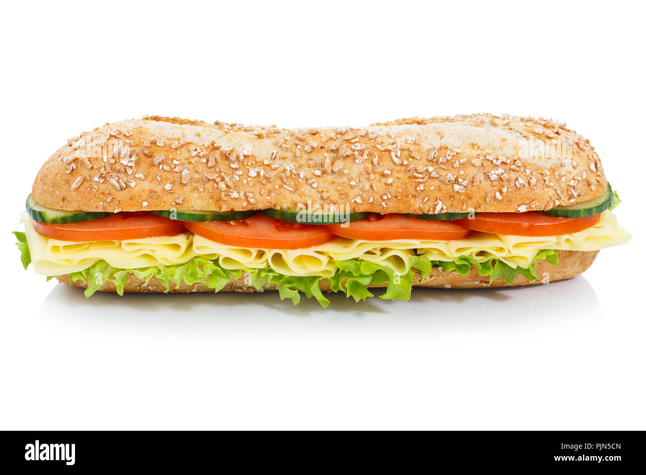 Baguette sub Sandwich ganze Körner mit Käse seitliche auf weißem Hintergrund Stockfoto