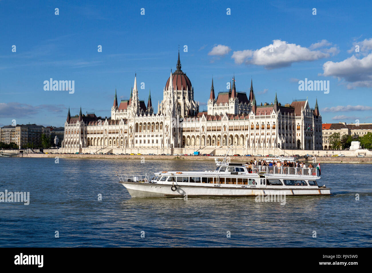 Die Ungarischen Parlament (Országház) in Budapest, Ungarn, gesehen von der westlichen (Buda) Seite der Donau. Stockfoto