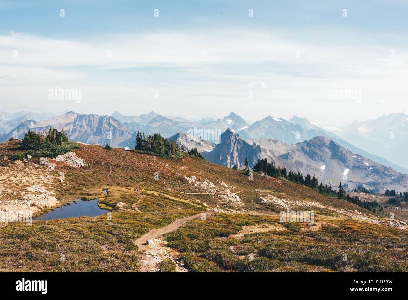 Dunstige Berge in der Umgebung von Mt. Baker Wilderness Stockfoto