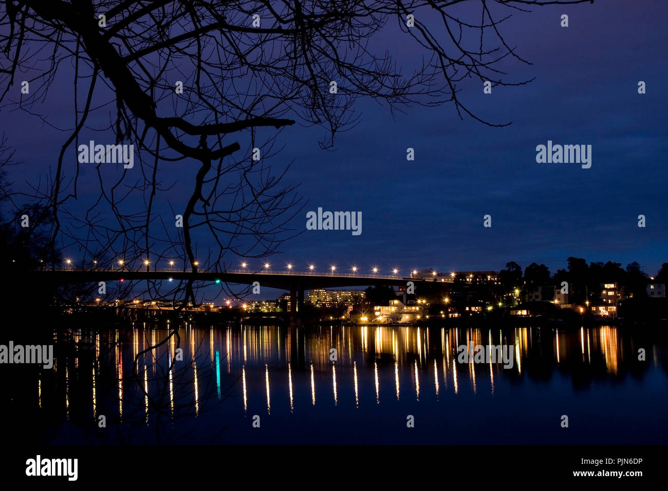 Brücke bei Nacht Stockfoto