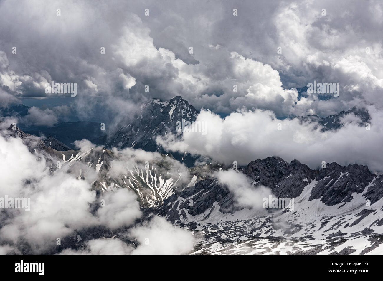 Panoramablick auf die Bayerischen Alpen von der Zugspitze, dem höchsten Berg im Land und die Heimat von drei Gletschern und Deutschlands höchsten Skigebiet. Stockfoto